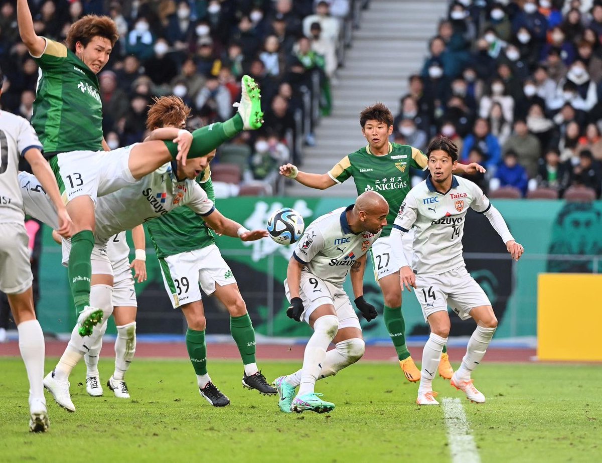hayashi_naoki23's tweet photo. 覚悟を持ってこのチームに来て
最初から目標はただ一つ

「J1昇格」

そんな目標が叶った最高の瞬間

どんな状況でもチームを支え続けたVERDY FAMILYの皆さんは偉大です！

熱い応援や言葉に勇気づけられました！

皆さんと共に、この瞬間に携われたことを誇りに思います！🔥

#東京ヴェルディ
#林尚輝 https://t.co/JhtIMWq7h7