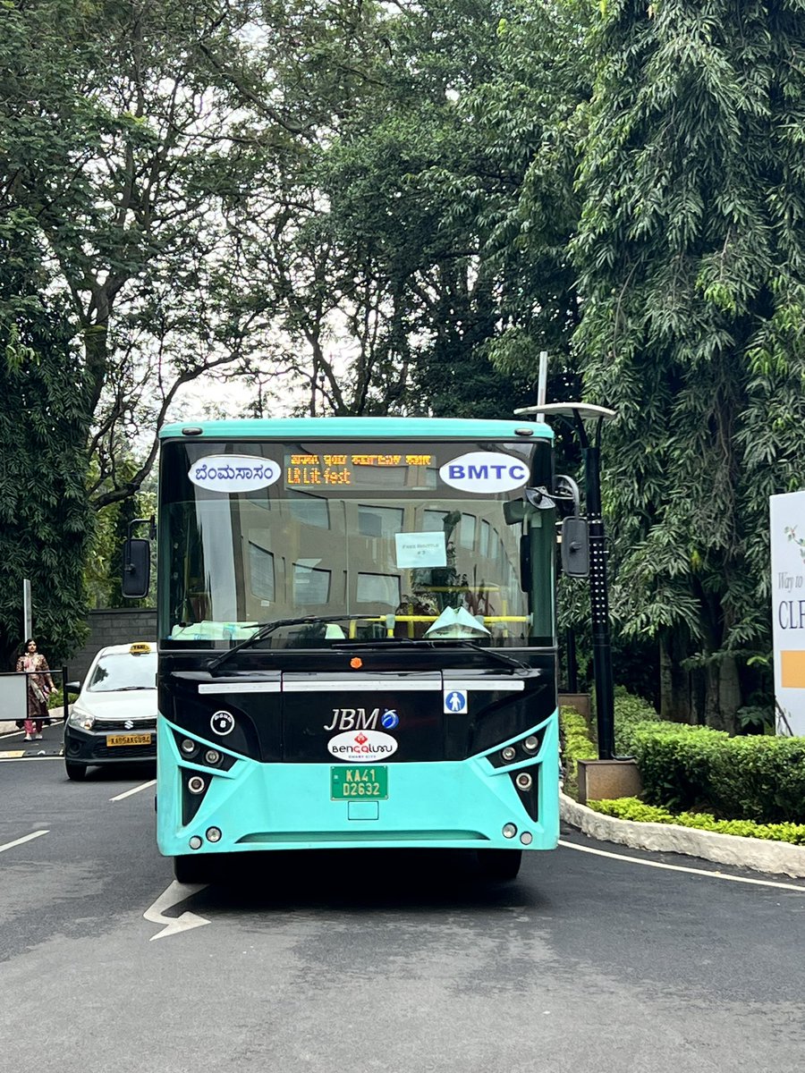 srinualavilli's tweet photo. 4 electric midi buses. Each made 40 trips 8AM-8PM = 160 trips!

Morning trips were 5-10mins 
Evening 30-45! but had 50+  

Battery down to 30% but no issues! Kudos to @BMTC_BENGALURU!

We estimate 4000-5000 used the metro + bus which to me, means 1000 less cars!!  

@ravichandar https://t.co/fEYbgYC8ak