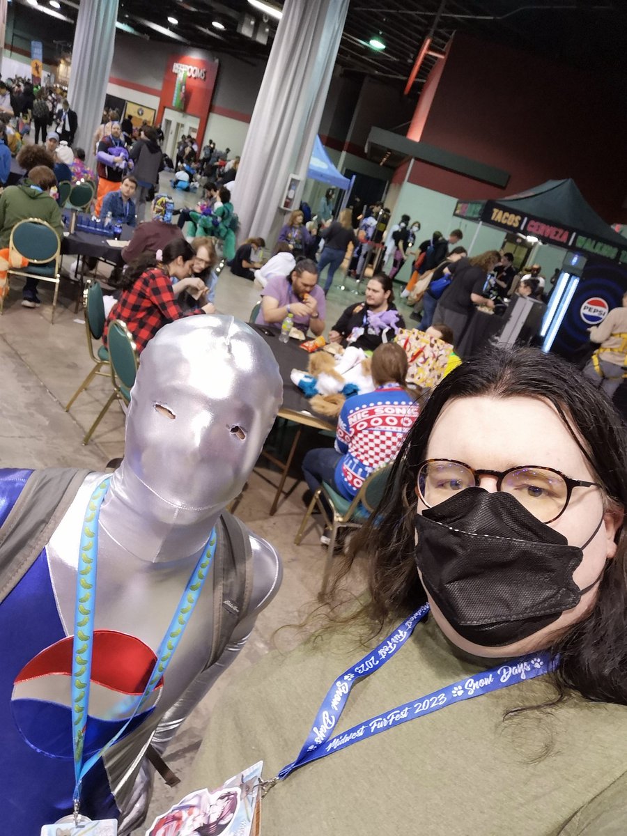 BlacklightSnep's tweet photo. Met my hero. #furfest https://t.co/qgmbDkUd9g