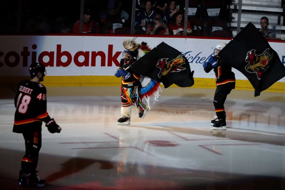 cjweradio's tweet image. #indigenousheritage night with the @NHLFlames is wild! It's amazing to see drummers, youth, and elder of #Treaty7 take centre stage! Shout out to Dilyana Blackhorse of #Siksika for singing the #canadiananthem in #Blackfoot! Join the #halftime intermisson for a special feature!