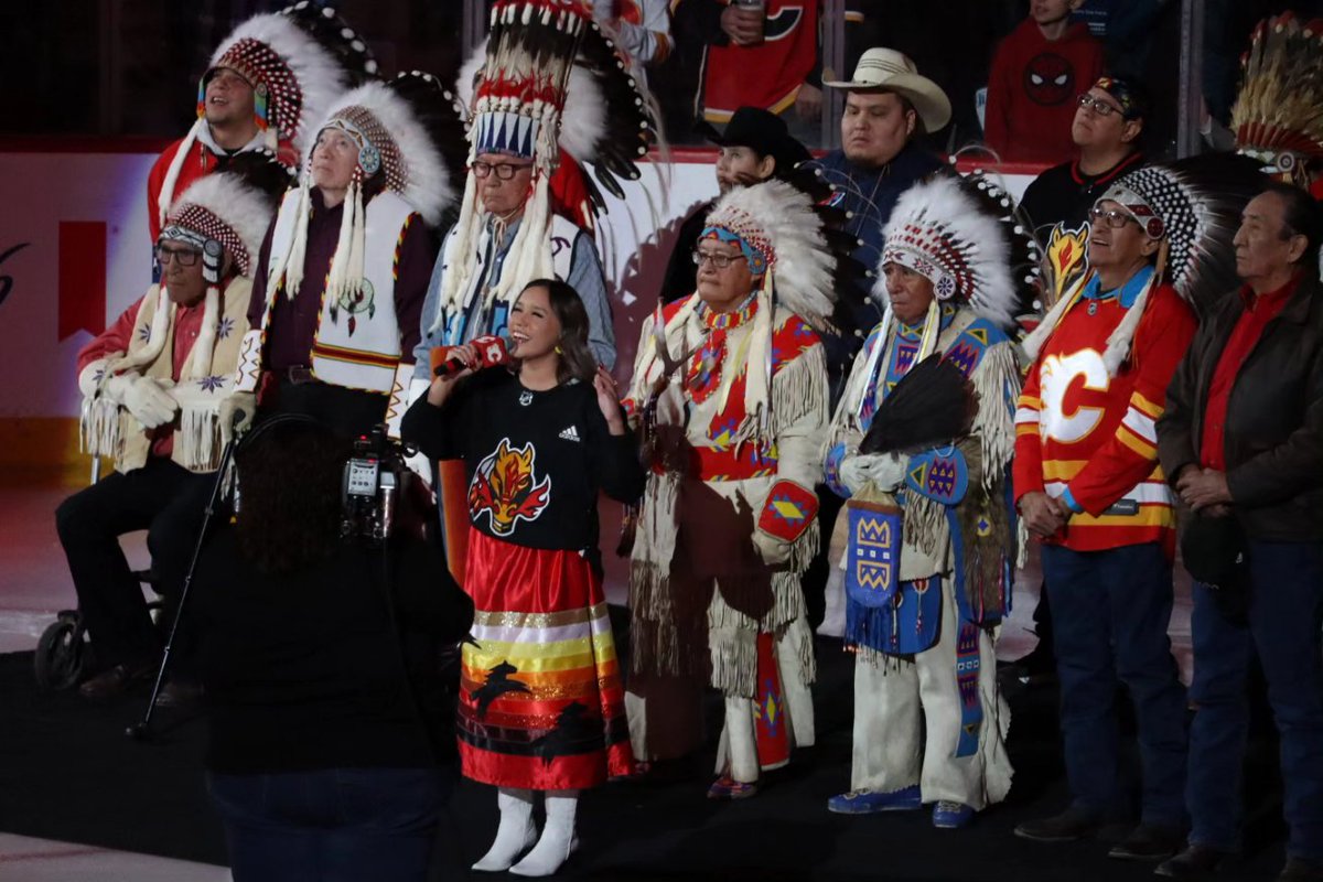 cjweradio's tweet image. #indigenousheritage night with the @NHLFlames is wild! It's amazing to see drummers, youth, and elder of #Treaty7 take centre stage! Shout out to Dilyana Blackhorse of #Siksika for singing the #canadiananthem in #Blackfoot! Join the #halftime intermisson for a special feature!