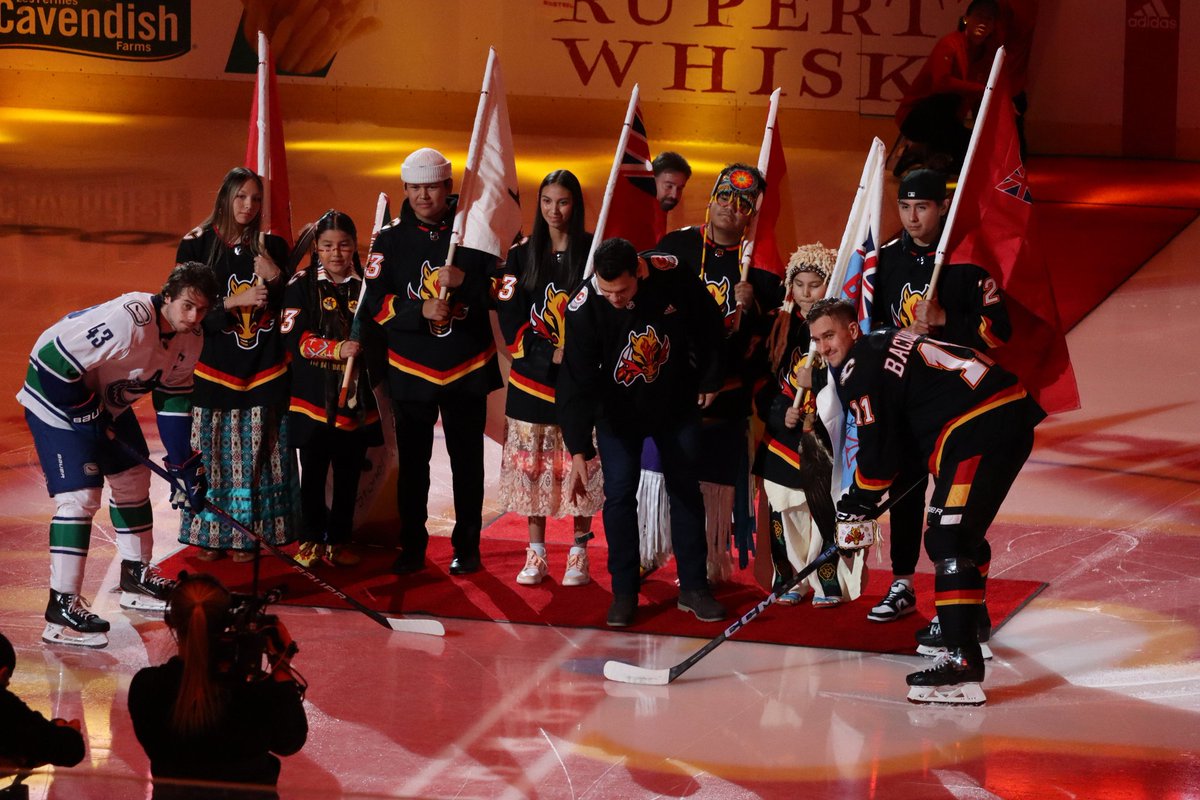 cjweradio's tweet image. #indigenousheritage night with the @NHLFlames is wild! It's amazing to see drummers, youth, and elder of #Treaty7 take centre stage! Shout out to Dilyana Blackhorse of #Siksika for singing the #canadiananthem in #Blackfoot! Join the #halftime intermisson for a special feature!