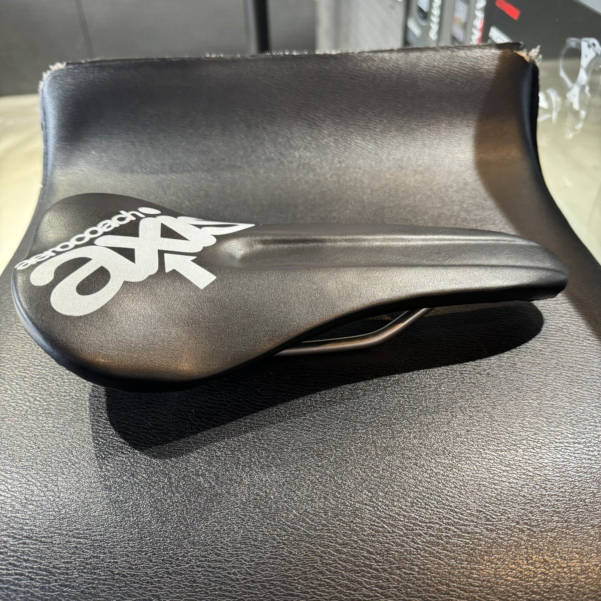 bike_rx's tweet photo. 面白いサドル入荷。こんなサドルに需要あるのだろうか?
¥19,800円
#aerocoach https://t.co/rwq9EQjaTU