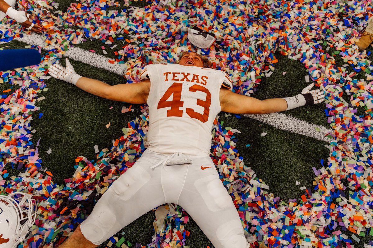 TexasFootball's tweet photo. Celebration scenes 📸 https://t.co/XOyFs6rRWV