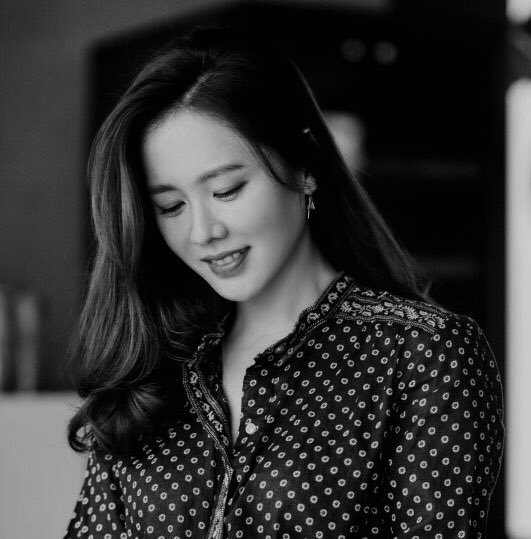yejinfire's tweet photo. THE VOICE OF LOVE - #dooly AU
One boring night, Seri discovered a radio station and a charming voice.
Enchanted by that voice, she decided to listen to his radio program and find out more about him.
Can a voice awaken in her a feeling that she doesn’t acknowledge so well? https://t.co/vaNZpJ38sY