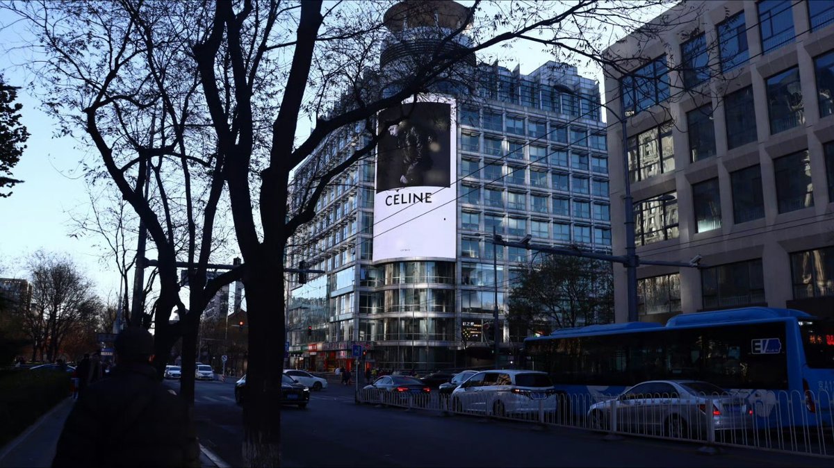 KTH_Kcrew's tweet photo. 셀린느 태형 광고 사이즈가 6층 높이😳 
거리의 디지털 광고보드도 🤩
👍🏻👍🏻👍🏻

(cr @ layover115678) https://t.co/MrpsB68cQz
