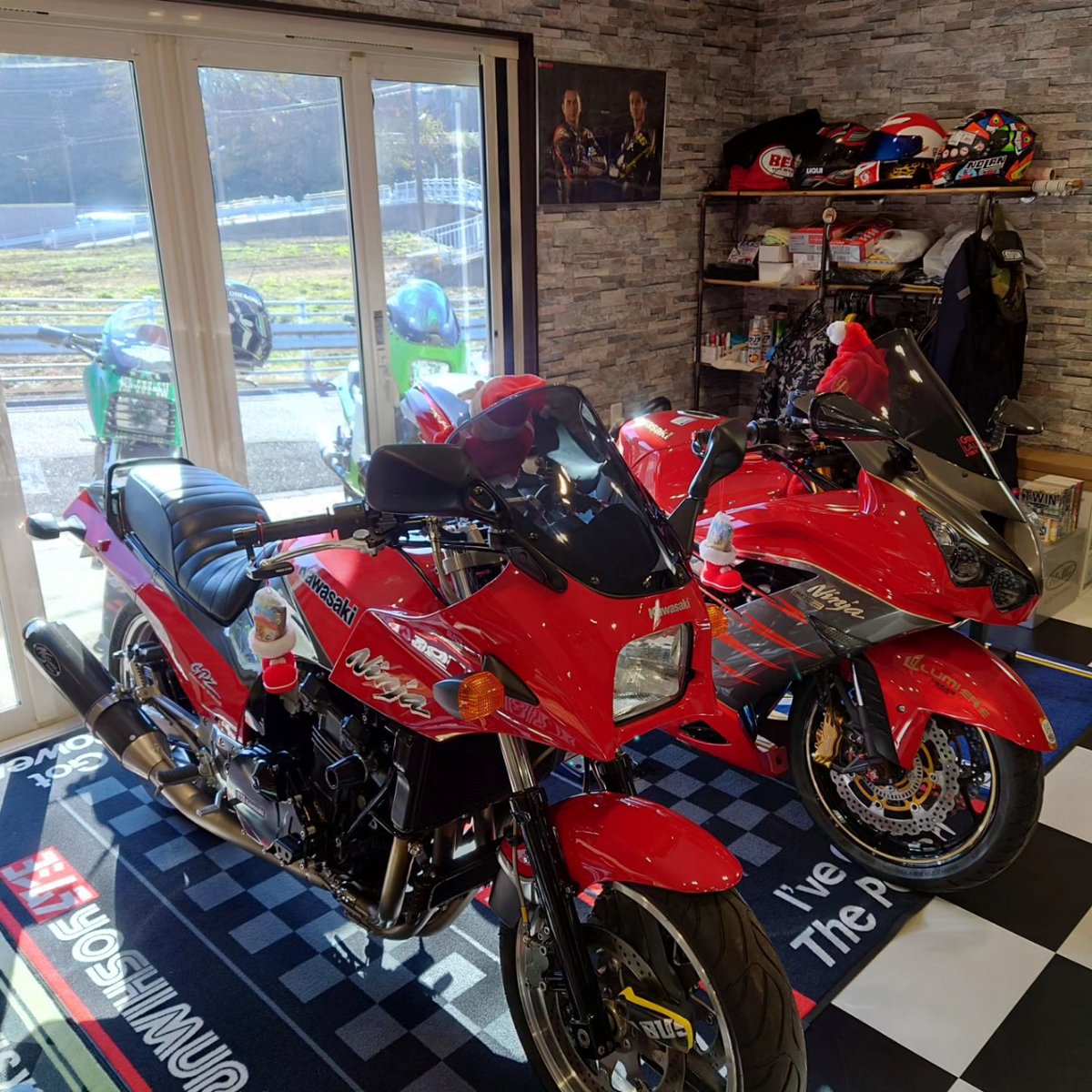 masatoshiichih1's tweet photo. GPZ900Rミーティング参加の皆様、本日はありがとうございました。楽しい時間を過ごせた事を感謝いたします。
そして、マスターお疲れ様でした。美味しいコーヒーとピザご馳走様でした。Tシャツは宝物にします

帰りにキーホルダーとステッカーを買い忘れたのが心残り｡ﾟ( ﾟஇωஇﾟ)ﾟ｡
 #RedMeteor https://t.co/EnjKEunfkI