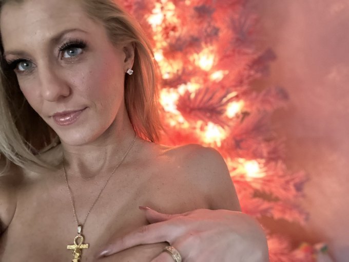 Who wants to play on FaceTime or Skype naked around my Christmas tree? Message Me😘😘😘 https://t.co/ih