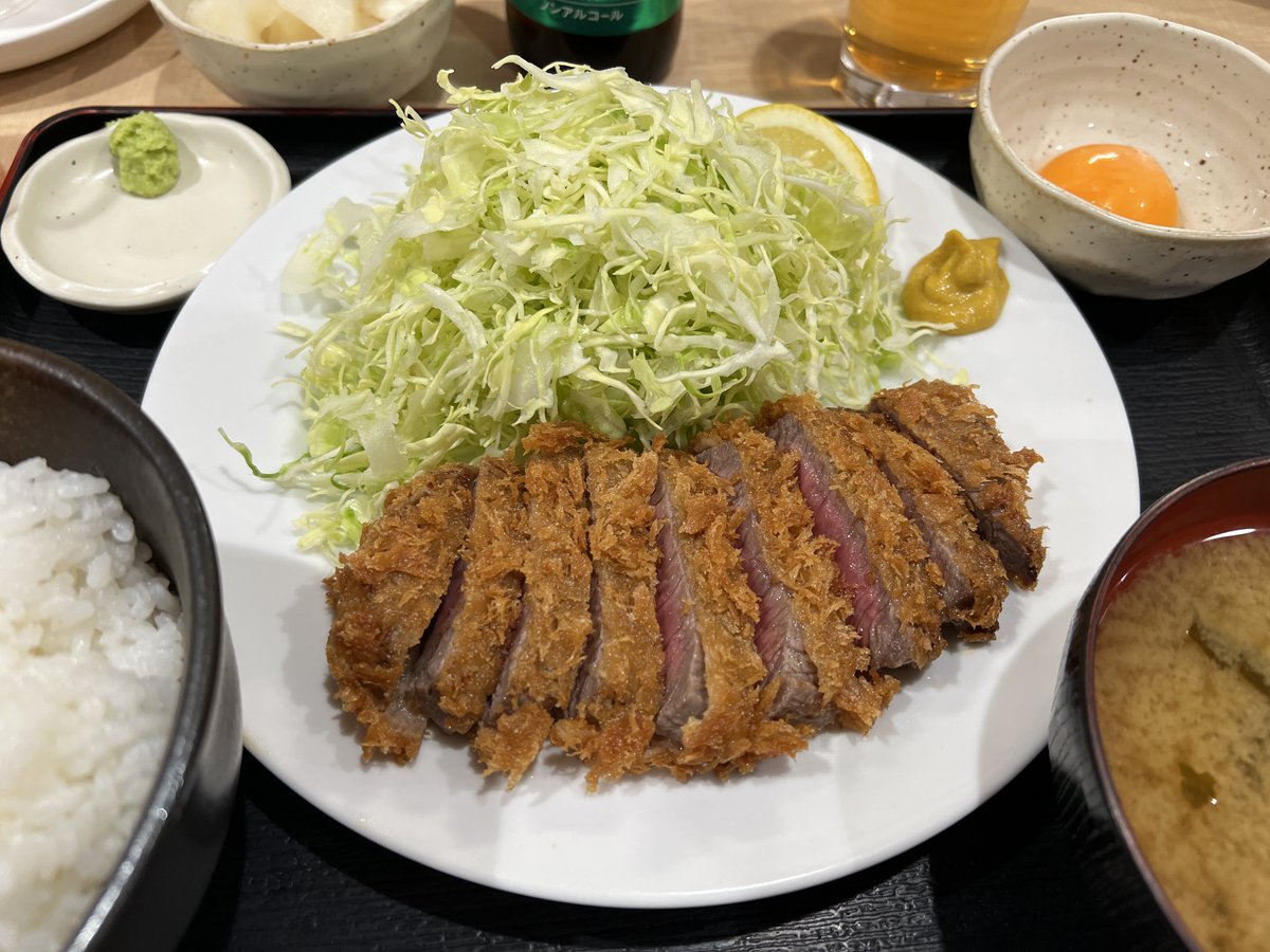 797binbo's tweet photo. #高円寺 #koenji #tokyo
#あげもんや #agemonya
牛カツ定食とお新香と麒麟
ご飯味噌汁お替り無料。麒麟のゼロアル美味し。牛肉・辛子醤油・飯は最強の組み合わせ。卵黄は飯に乗せて食べるともう止まりません。
#ランチ #昼飯 #lunch #定食 #setMeal
#BeefCutlet
#unlimited_rice
#unlimited_misosoup https://t.co/EZfiBje16e