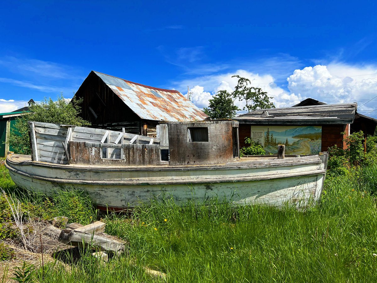 Pennan_Brae's tweet photo. The paint peels along a wooden boat within the tall grass. Behind it stands a map of Atlin Lake along with other rustic items.

🛶: https://t.co/ZV0RcXKFNu

#Atlin #NorthernBC #ExploreBC https://t.co/9KOeK0qOqQ