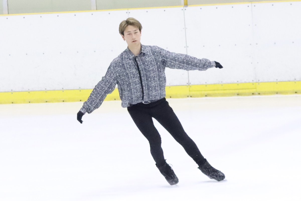 kanspo's tweet image. 【アイススケート】第72回関西学生氷上競技選手権大会２日目／於・大阪府立臨海スポーツセンター

［２級男子］
鈴木賢

『See You Again 』を選曲。繊細なメロディーに合わせた演技で会場を魅了した。