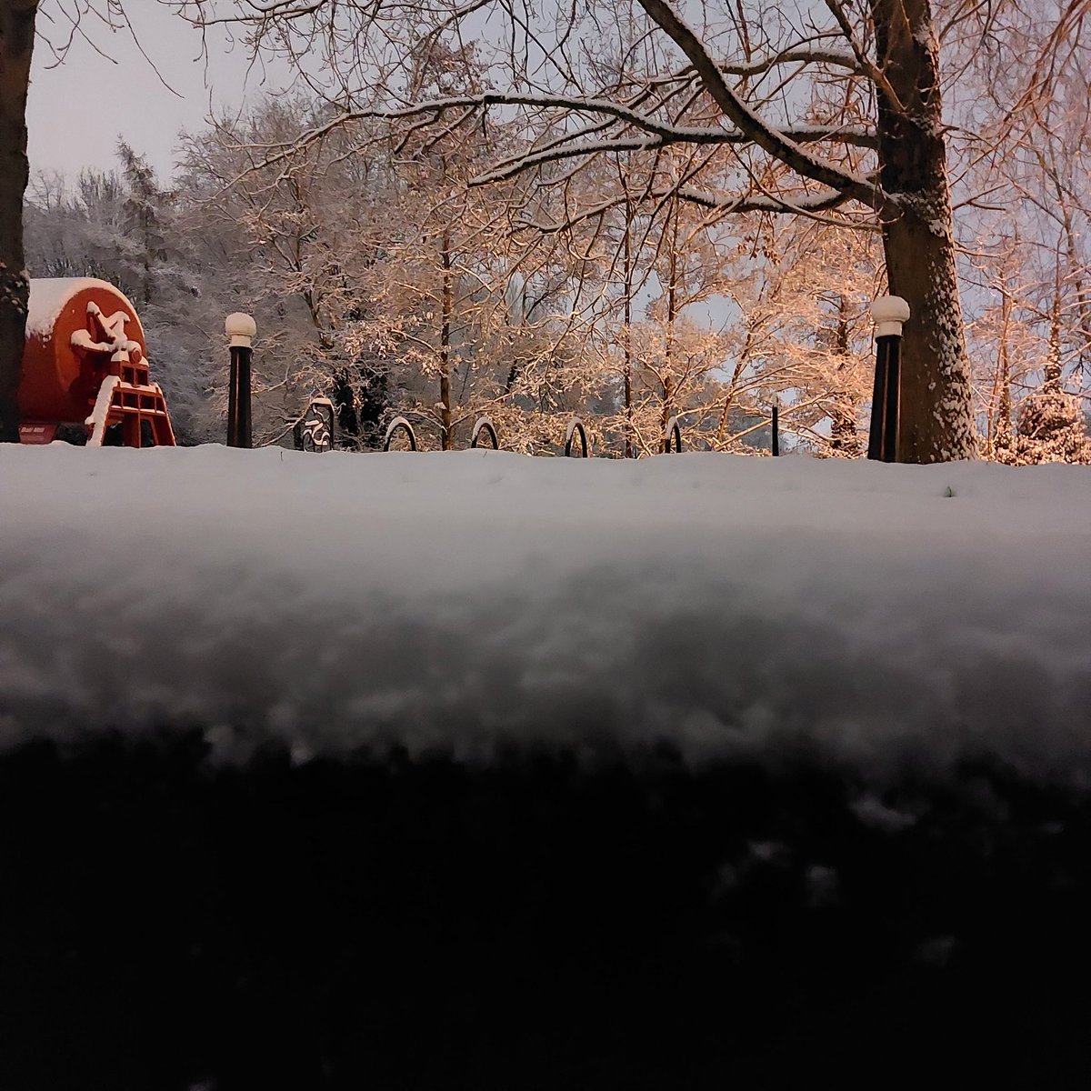 FloatMyBoat__'s tweet photo. Two and a half inches of snow overnight ❄️😃 and it's the right type of snow for making a snowman ⛄️ and snowballs 👍
#narrowboatliving #narrowboatlife #canallife #caldoncanal #floatmyboat #snow #icedin #LifesBetterByWater #boatsthattweet #boatsofinstagram #snowday https://t.co/zoltm4MiKe