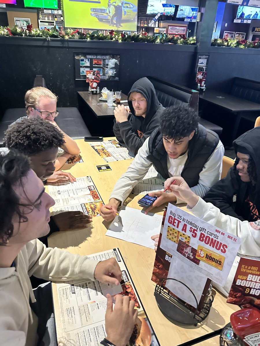 AzSolBasketball's tweet image. Team bonding night‼️

Sometimes it’s good to take a step away from the court to bond as a team! Glad we were finally able to do it💯🤞🏼