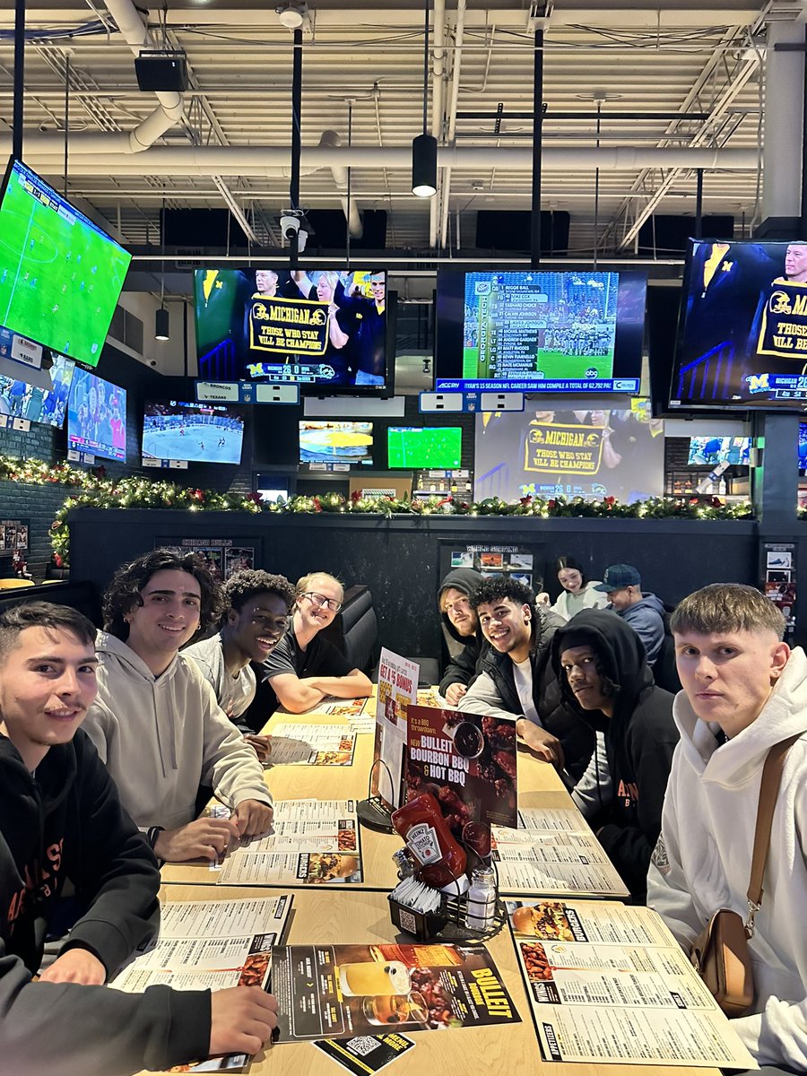 AzSolBasketball's tweet image. Team bonding night‼️

Sometimes it’s good to take a step away from the court to bond as a team! Glad we were finally able to do it💯🤞🏼