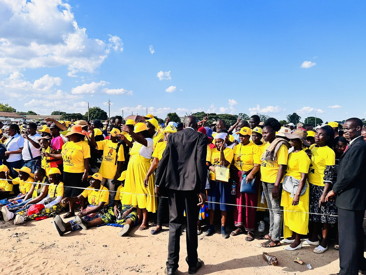 Cde_Ostallos's tweet photo. In Mabvuku we converged to galvanize the base ahead of the 9th. Despite all machinations, citizens are clear and geared for change! https://t.co/PVIbrLPlcA