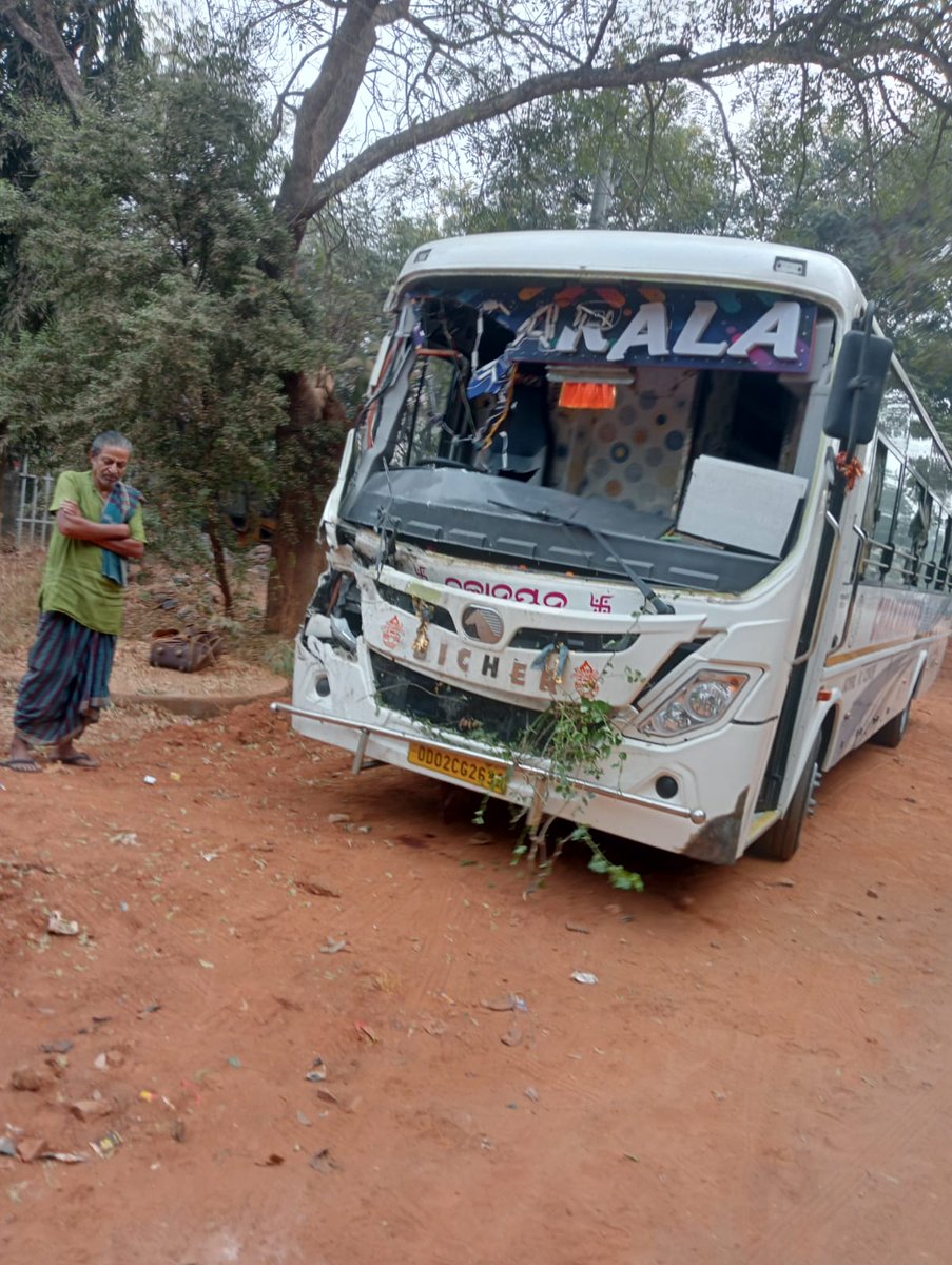 kanak_news's tweet photo. #ଭୟଙ୍କର_ଦୁର୍ଘଟଣା...
#ଚୁନା_ହେଇଯାଇଛି_କାର୍
ଭୁବନେଶ୍ୱର ଚନ୍ଦ୍ରଶେଖରପୁରରେ ଭୟଙ୍କର ଦୁର୍ଘଟଣା । ଡିଭାଇଡର ଭାଙ୍ଗି ବସକୁ ପିଟିଲା କାର୍ । ଜଣେ ମୃତ, ୩ ଗୁରୁତର । କାରର ଗତି ଏତେ ଦ୍ରୁତ ଥିଲା ଯେ, ବସ୍ ଉପରକୁ ଉଠିଯାଇଥିବା ସୂଚନା ।
#Bhubaneswar #RoadAccident #Odisha https://t.co/yhLKNbq3cP