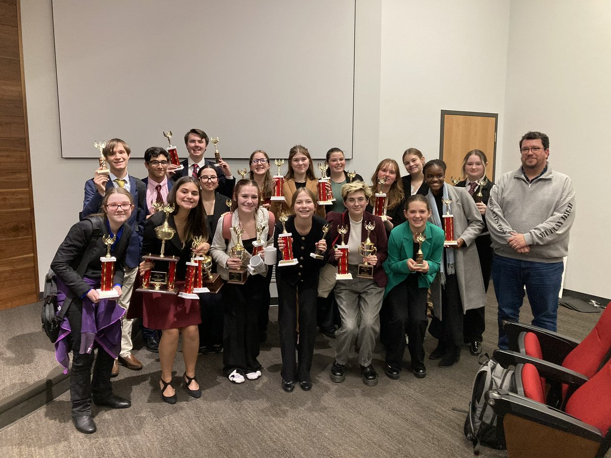 MURRAY HIGH SPEECH WINS AT WKU

SWEEPSTAKES
1st - MURRAY
2nd - Glenwood (IL)
3rd - Brentwood (TN)
4th - Graves
5th - Paducah

#emulate #speechanddebate #murrayschools