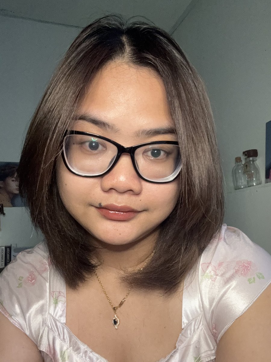 queerisy's tweet photo. sama-sama pakai 15promax tapi bisa beda hasilnya…. caranya cuma 1 dan kayanya ini ngaruh buat iphone 11 ke atas. 

dulu aku ngeluh karena 13 kamera depannya jelek terus 15pm juga jelek jadi gelap, padahal ada cara ngakalinnya 😭😭 https://t.co/JSKkhDmwMf