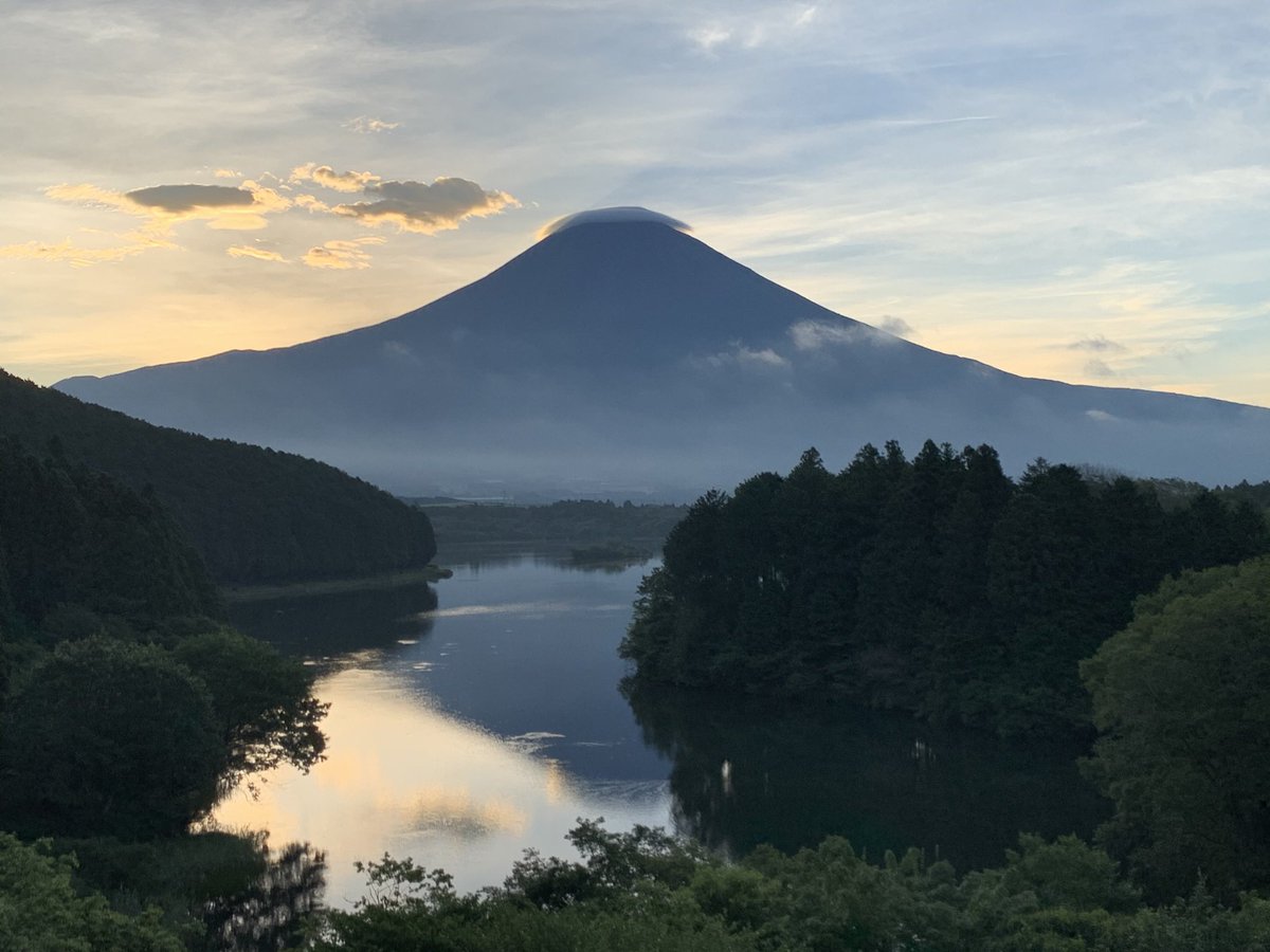 zan9ro1's tweet photo. 妹は富士宮に住んでいて、毎日富士山を見てますが、笠雲はあまり見られないそう。ラッキーでした。
#あなたが撮影した富士山見せて https://t.co/2fsrt4wqBi