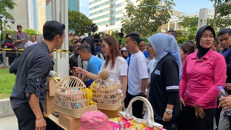 textcicicuit's tweet photo. sosok #MudaMerakyat pilihan kita neh... baik hati ga sombong, pas cfd selain bagi bagi susu mas gibs sama istri juga bantu umkm
mantap π₯³π₯³π₯³ https://t.co/hwRpGUIS7g