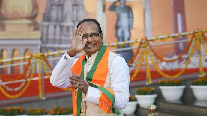 UttarandhraNow's tweet photo. దేశ రాజకీయాల్లో నూతన చరిత్ర సృష్టిస్తున్న శివరాజ్ సింగ్ చౌహాన్. వరుసగా విజయం సాధించిన ఘనత.

2005, 2008, 2013, 2018, 2023లో ముఖ్యమంత్రిగా విజయ దుందుభి.

#ShivrajSinghChouhan #MPPolls #UANow https://t.co/QFu56sMjH1