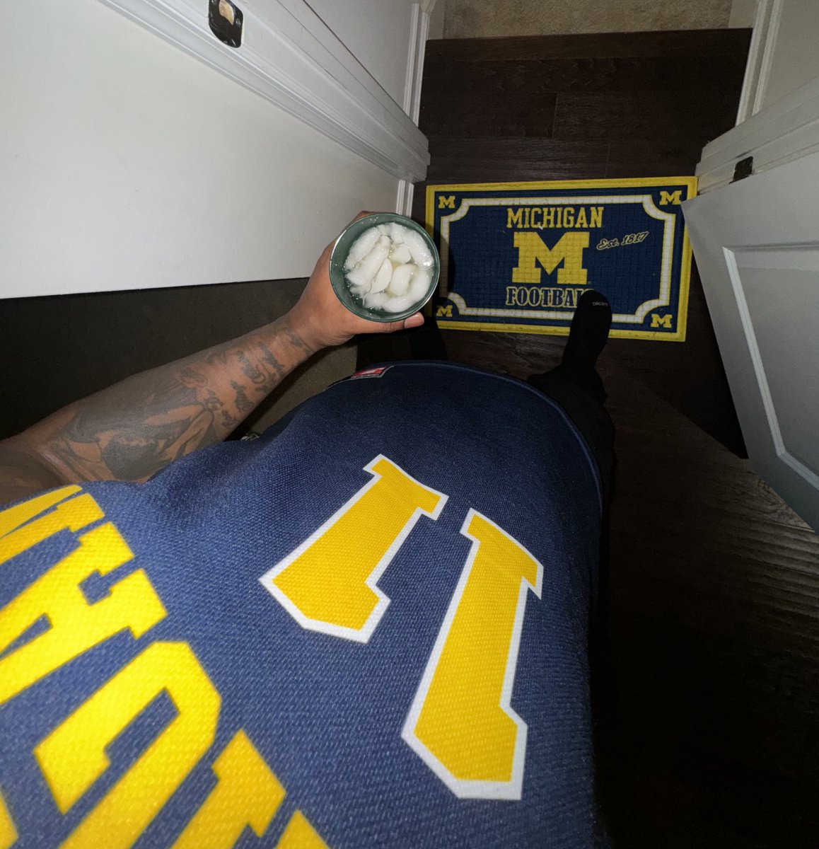 Vada_Fly's tweet photo. I see why all @jtuck151 talks about is Football ๐๐๐ใฝ๏ธ I get all love over here๐๐๐. Now lemme go roll up. #Goodnite #GoBlue #ExtraIce ๐ https://t.co/bjrse8svSv