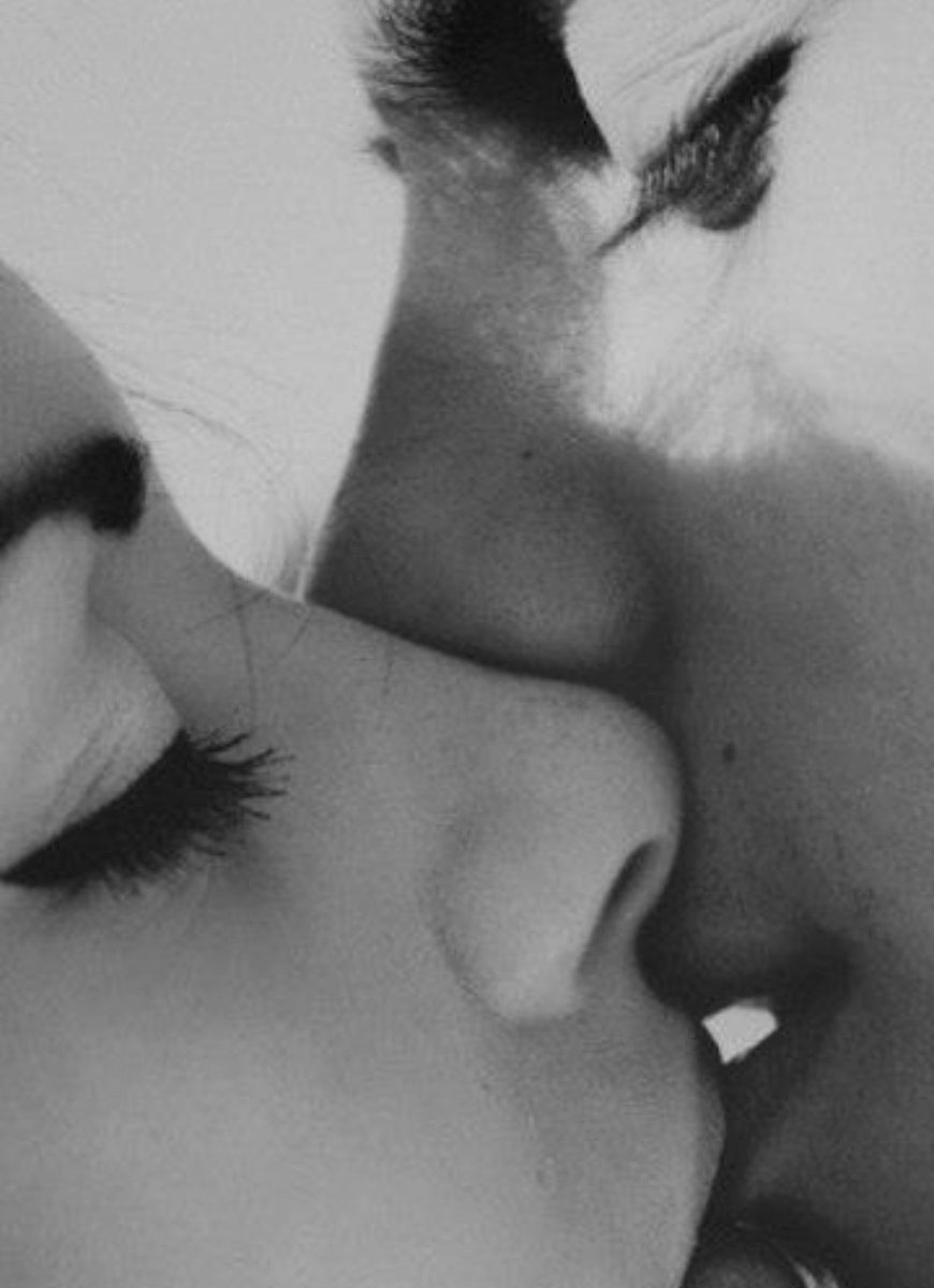 i_pittore's tweet photo. Non t'amerò come un fuoco violento e invadente.
Il mio amore sarà in un soffio di vento d'aurora, sottile;
nella parola d'un silenzio che tutto sa esprimere e tutto sa dire.
Sarò come un brivido lungo la schiena che ti sfiora, ti prende;
in un cuore che ti comprende, e ti sorride https://t.co/Fh0bnXv7Fw