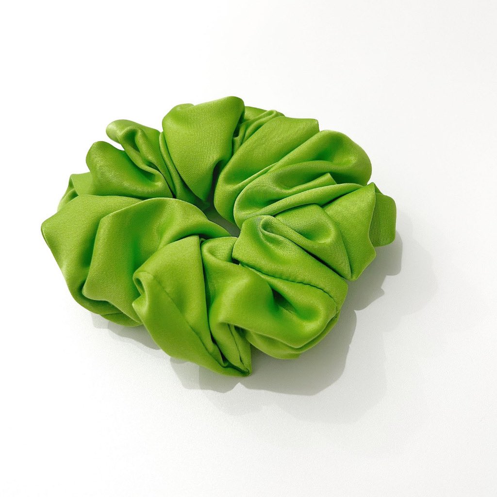 forever_hesaid's tweet photo. hiii guys, karena mama ku tahu ak suka bgt sm nct. beliau buatin aku scrunchie nct hihi! lucu bgt warnanya >< pas buat pernak pernik buat the unity nct 127 nanti. yg mau nanti ak kasih link shopee nya💚💚 https://t.co/7hJHYF06RG