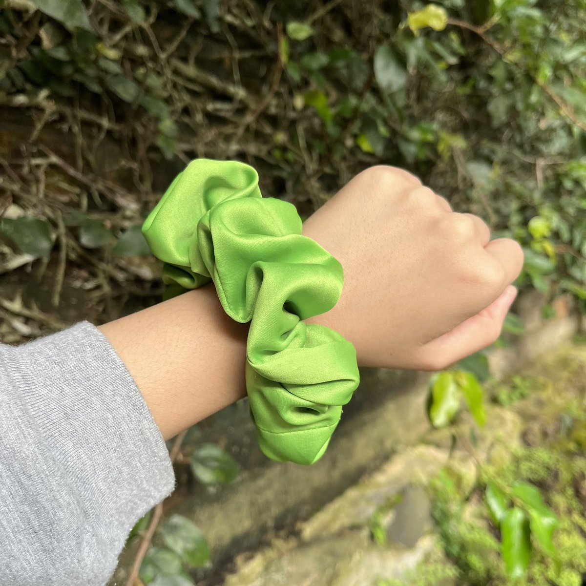 forever_hesaid's tweet photo. hiii guys, karena mama ku tahu ak suka bgt sm nct. beliau buatin aku scrunchie nct hihi! lucu bgt warnanya >< pas buat pernak pernik buat the unity nct 127 nanti. yg mau nanti ak kasih link shopee nya💚💚 https://t.co/7hJHYF06RG