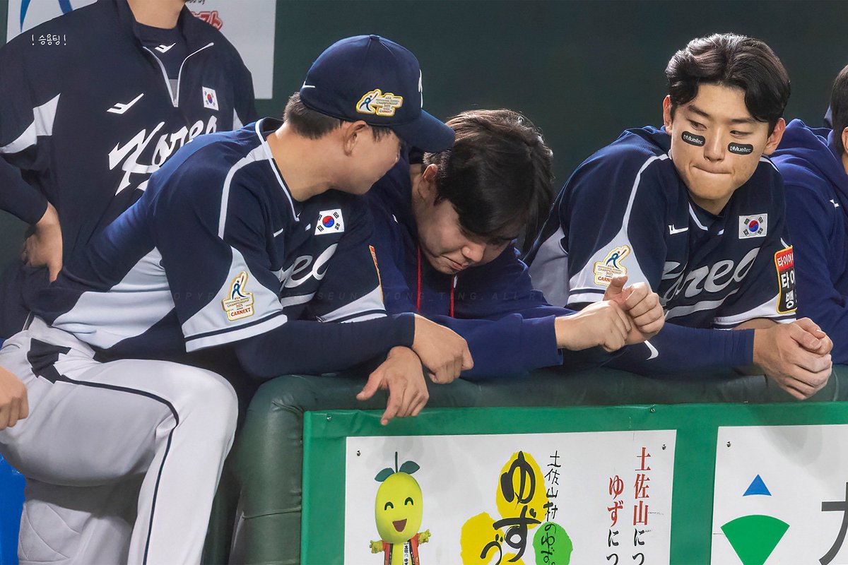 bears_pic's tweet photo. 231119 APBC 2023 도쿄돔 (vs 일본)
#두산베어스 #최승용 #APBC2023 
등판하고 내려 왔을 때 많이 아쉬워보였는데
주변에 좋은 동료들이 있어서 다행이었던 🥹 https://t.co/U2GoMOxEeH
