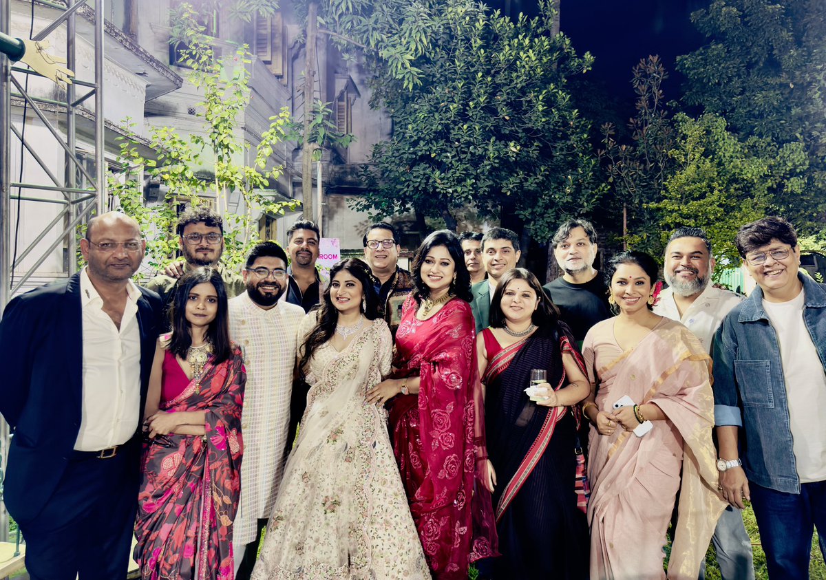 Team @SVFsocial at @hoichoitv wedding! @SoumyaMukerji_ @sandiptasen8 🌼 #weddingaffairs @abhishekdagaa @AhanaSVF @srijitspeaketh @shrikantmohta