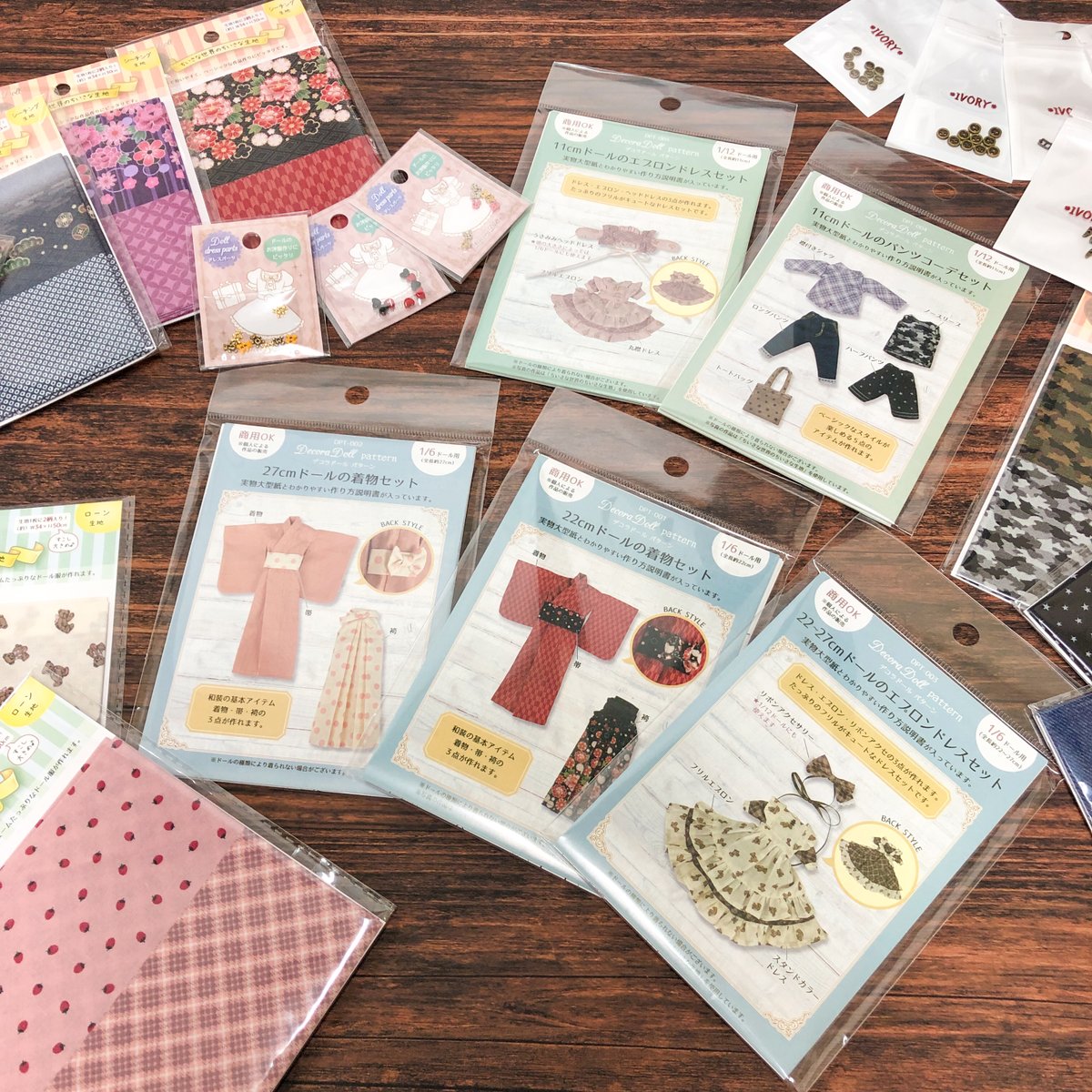 okadayashinjuku's tweet photo. ／
近日発売‼#デコラドールパターン ✨
＼

ちいさな世界のちいさな生地をはじめ
ドール＆ぬい服などの
ミニチュアソーイングに特化した
#DecoraDoll (@decora_doll)より、
商用利用OKのパターンが登場‼
新宿オカダヤ本店にて近日発売予定です🌼
どなた様もお楽しみに🎵
続報をお待ちください❣ https://t.co/eMtBhfSjb3