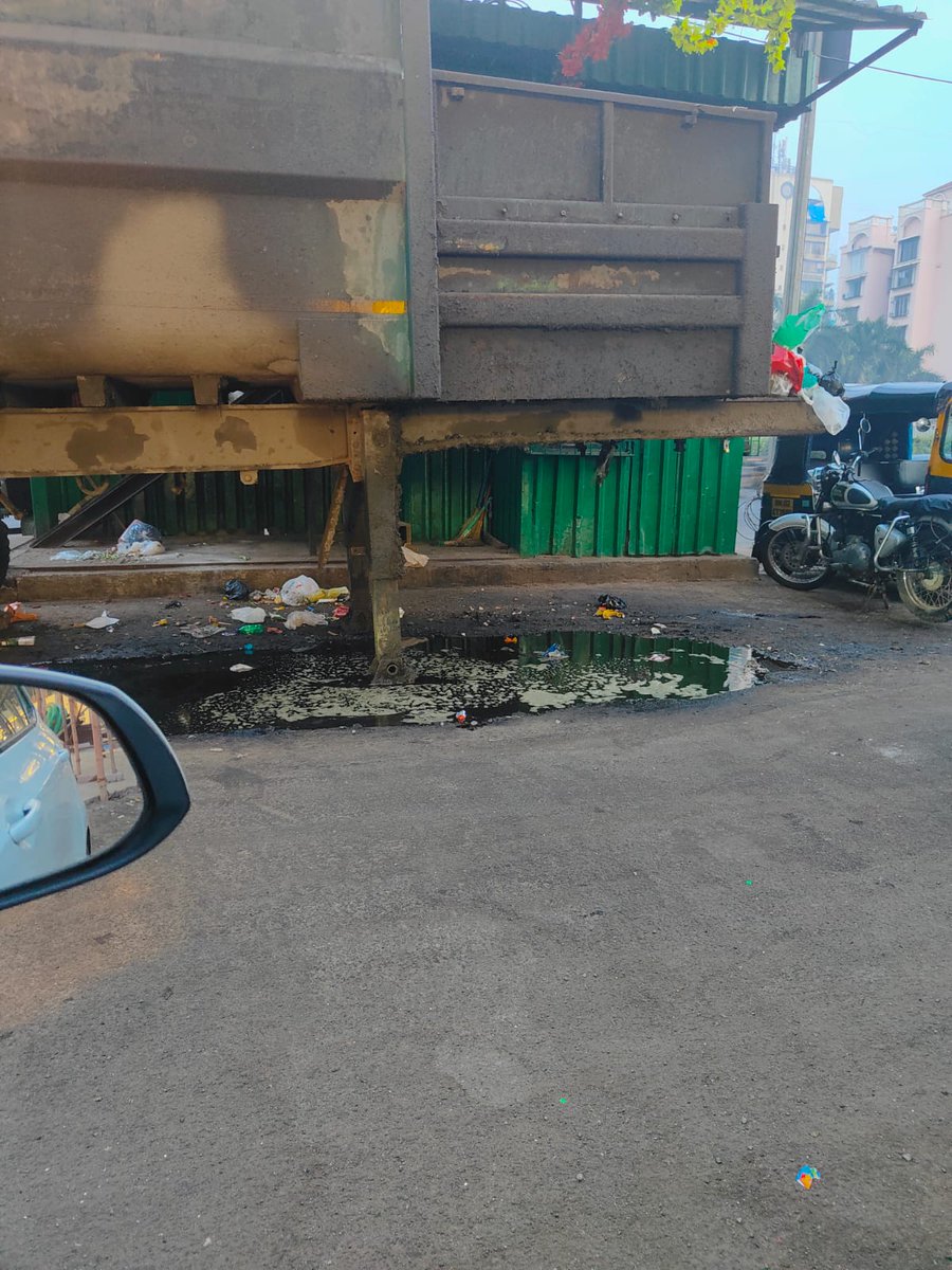 dilip2205's tweet photo. @mybmcWardN @mybmcHealthDept @mybmcSWM 

Please look into this immediately. This is a safety and health hazard for 200+ residents and over 5000 passerbys daily https://t.co/VRI1fOqSuw