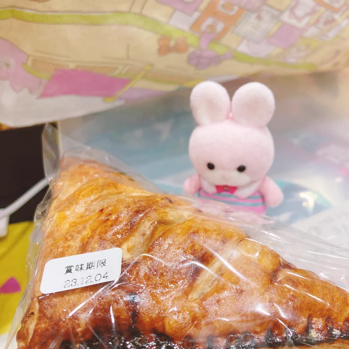 クリーミーちゃん、これがアトリウムで買ってきたさんふじを使ったアップルパイだよ美味しいね
青沢には内緒だよ! 