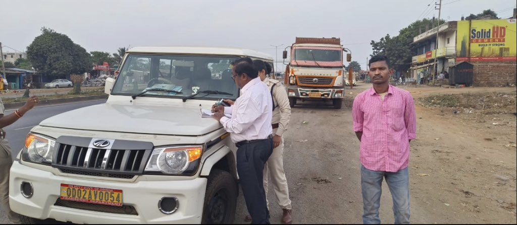 khordha_arto's tweet photo. Day 2 of #ZeroFatalityWeek Joint Enforcement checking was done with Industrial PS 98 no’s of Echallan were issued including 10 no’s FC cancelled .Night patrolling conducted from Khordha to Balugaon for evacuation of vehicles standing on NH road side. https://t.co/fSVESx5GNq