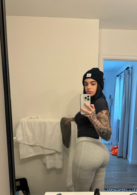 Waiting for you to go pre nom me for best Domme.  @avnawards   Go, or I&rsquo;ll sit on you  https://t.co/hQnsZbQ8Zt