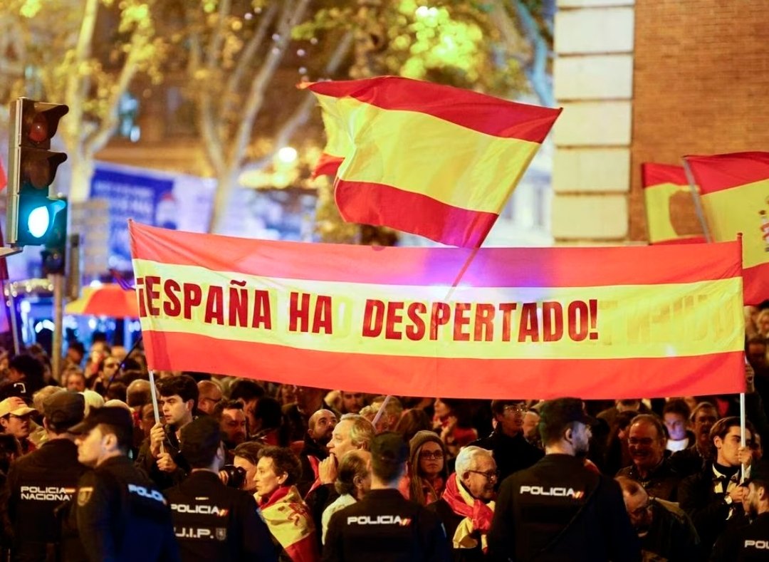 Buenos días españoles de bien 💚🇪🇦 !!

Sánchez abucheado en la capilla ardiente de Concha Velasco ..
Santos Cerdán increpado en Barajas  con gritos de «¡desgraciado!» y «¡sinvergüenza!»..

Vender España ya no sale gratis kbrones !!

Sres café 😎☕
#MovilizaciónPermanente