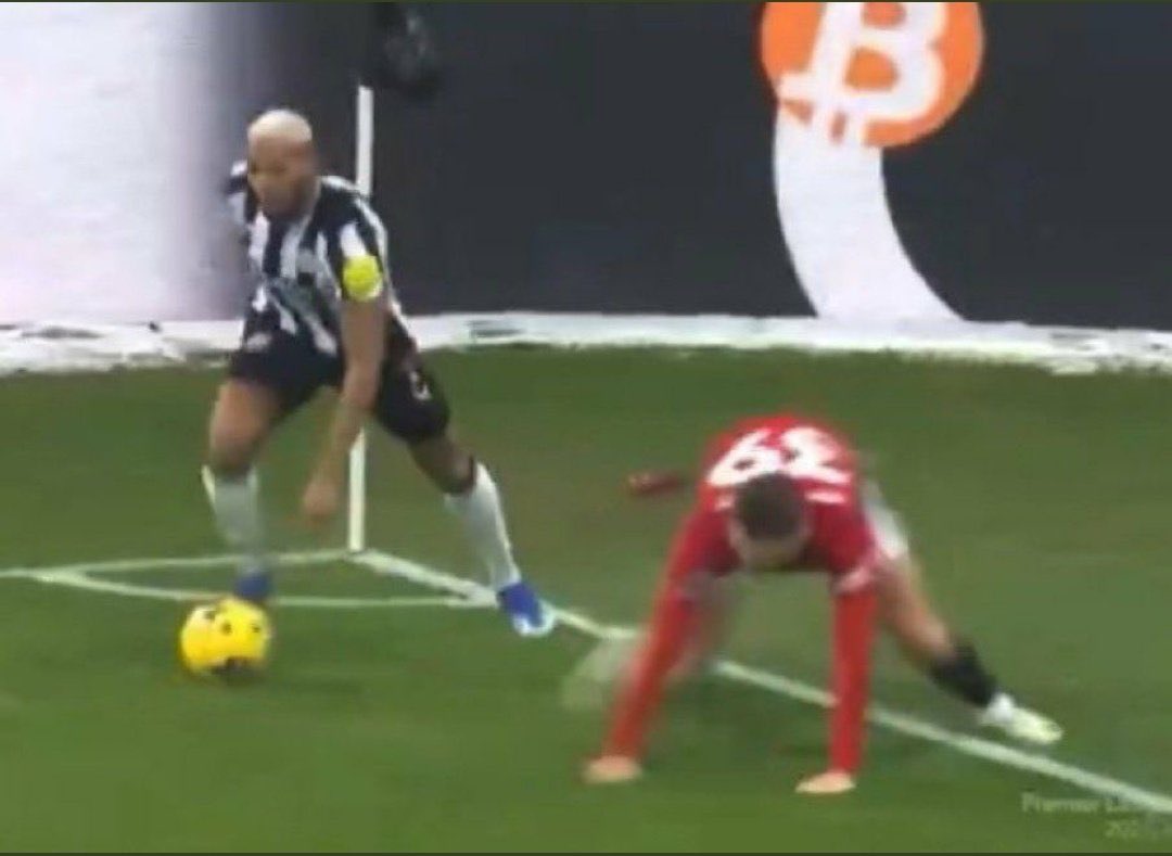 SilvvaOfc's tweet image. #ceilingchallenge by McTominay #NEWMNU