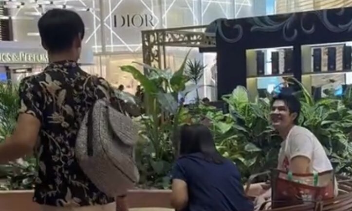 Cynthia_MP1515's tweet photo. [20231202] Airport SIN 🛫 BKK

Look at the way P'Mile smiled happily when N'Po pushed the suitcase closer to him and how N'Po wanted to see so he touched P'Mile's DIOR bracelet, they're so in love 😭

©️: Weibo 敏少QUEEN
#MilePhakphum x #Nnattawin
#MileApo #มายอาโป https://t.co/7DrFzsrwe6