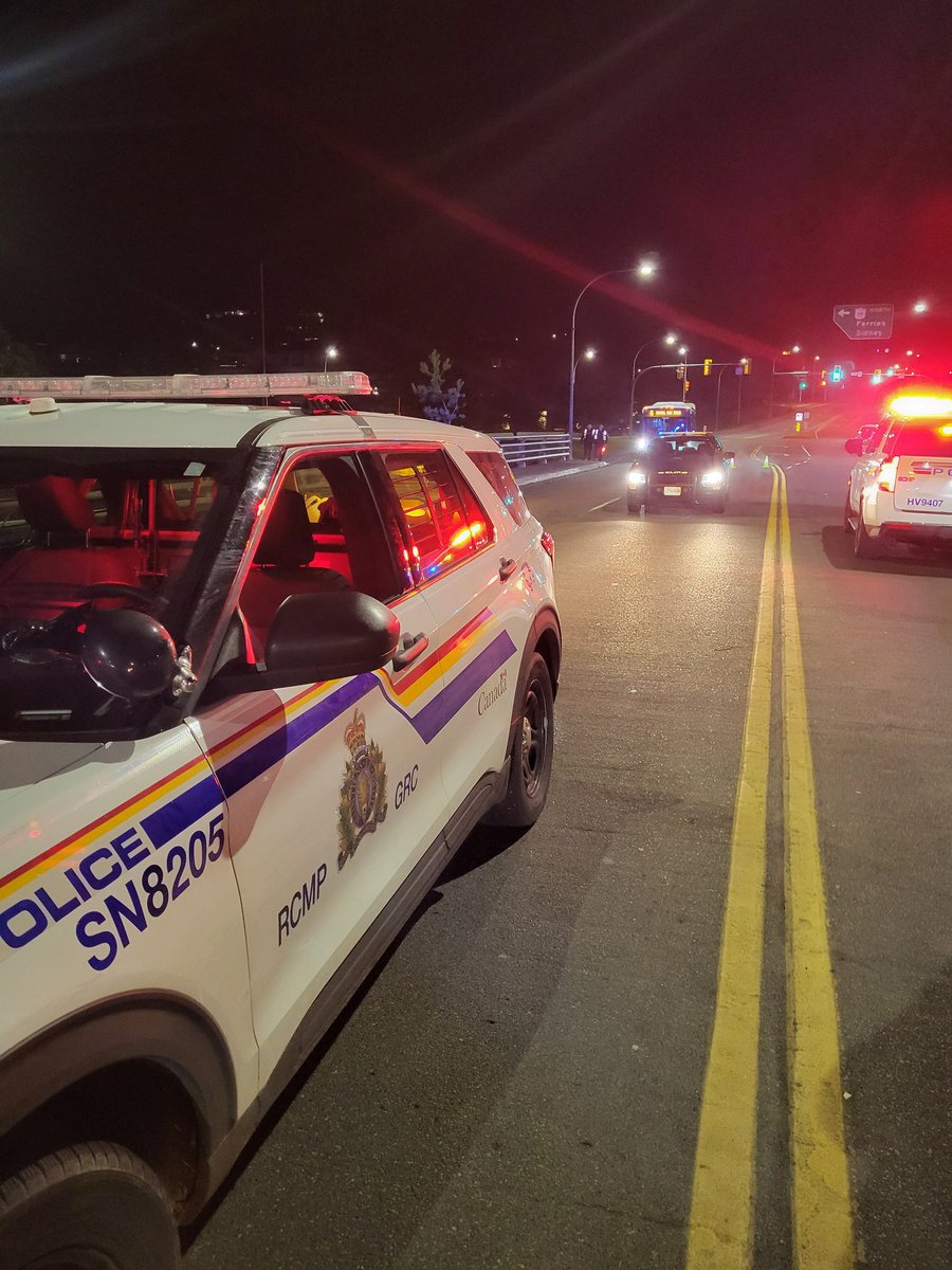 SPD are out w/ <a href="/BCHwyPatrol/">BC Highway Patrol</a> <a href="/icbc/">ICBC</a> <a href="/cspoliceservice/">cspoliceservice</a> <a href="/OakBayPolice/">Oak Bay Police</a> <a href="/vicpdcanada/">Victoria Police</a> <a href="/SidneyRCMP/">Sidney/N.S. RCMP</a> <a href="/RoadSafetyCWoo/">Colleen</a> to #LightUpTheProvince &amp; help folks #GetHomeSafeBC