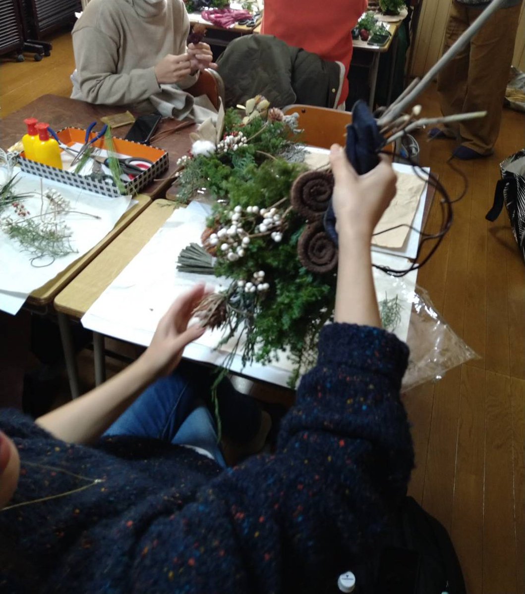 eno14830744's tweet photo. 今日はクリスマスとお正月飾り兼用リースのワークショップに参加しました😊
皆知り合いメンバーでのワークショップで楽しかったぁ
クリスマスが終わったらお正月用に稲穂と、しめ縄を追加予定です!
#enodesign #enohandmade #handmade #ワークショップ #クリスマスリース #スワッグ #esnugly https://t.co/qjE0kNrvVl