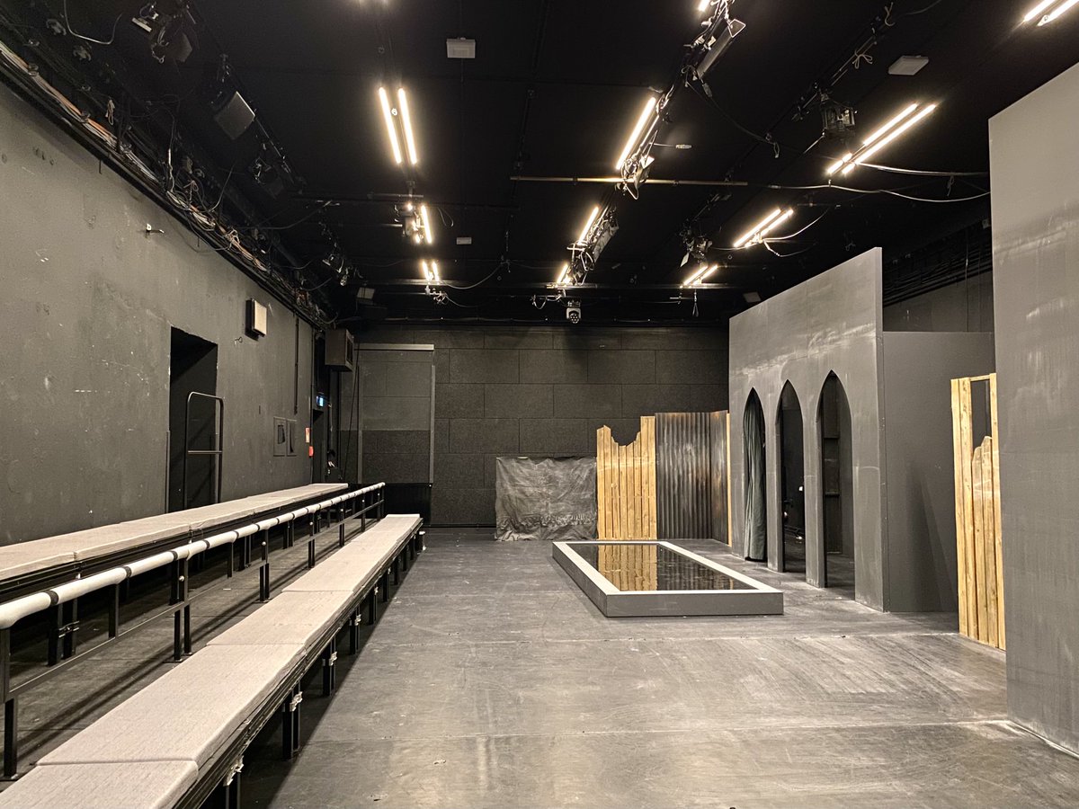 blnensemble's tweet photo. heute für euch am Berliner Ensemble: "Der Theatermacher" um 18.00h im Großen Haus, "Phädra, in Flammen" um 19.00h im Neuen Haus und "Chronik der Revolution" um 20.15h im Werkraum. #BEtheatermacher #BEflammen #BErevolution https://t.co/CAhw75ramU