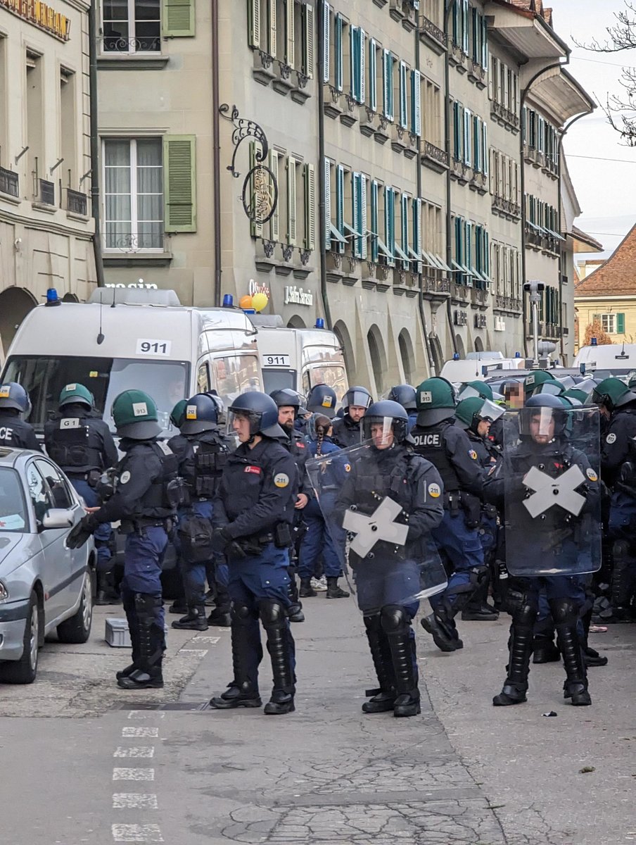 Ich habe schon lange kein dermassen übertriebenes Polizeiaufgebot gesehen wie heute in Bern. 

Fünfundzwanzig Kastenwagen, ein Wasserwerfer und Beamte der Transportpolizei im Ordnungsdienst gegen eine Demo mit einem Potential von vielleicht 100 Personen.

Paar Worte im Thread 👇