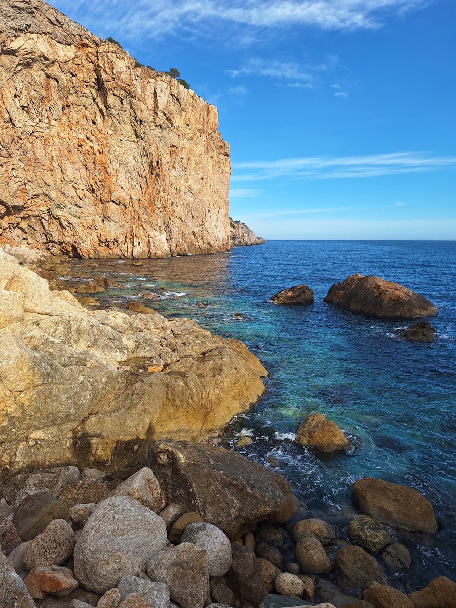 peragusti's tweet photo. Molt sovint s'obren noves possibilitats davant de cada pas i cada acció que faig, i he de tenir els ulls ben oberts per explorar-les i poder copsar les oportunitats que m'apareixen davant meu per què la vida no sigui un seguit d'anades i vingudes pels mateixos camins de sempre. https://t.co/TEGSzPEJrR
