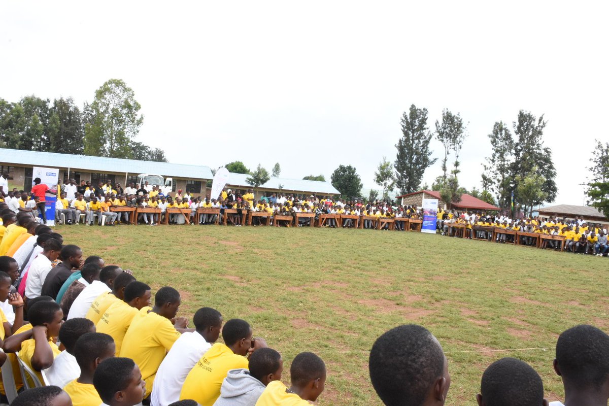 GatsiboDistrict's tweet photo. @Rwandapolice @RwandaLocalGov @RwandaGender @RwandaEast @RadioNyagatare @muhaziyacu @RIB_Rw @richardgasana @sekanyangeJL @MUKAMANAMarcel1 Asoza ubukangurambaga bw'iminsi 16 yahariwe kurwanya ihohoterwa rishingiye ku gitsina , Umuyobozi w'Akarere ka Gatsibo @richardgasana yasabye urubyiruko rw'abanyeshuri basaga 1000 kugira amahitamo meza y'ejo hazaza h'ubuzima bwabo @RwandaLocalGov @RwandaEast https://t.co/gd2WVatqGS