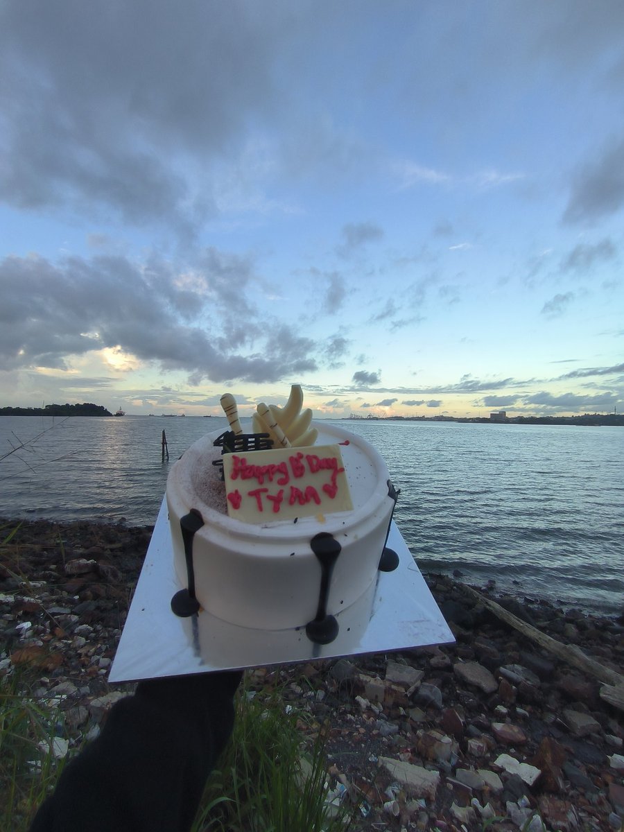 syafiraeka's tweet photo. 12kiloan bawa motor satu tangan dan satu tangannya lg bawa birthday cake. Thanks🥰 https://t.co/HYMeoC2ijP