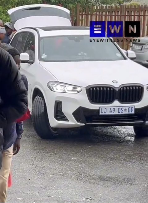 MTshwaku's tweet photo. @MbalulaFikile why would a hired car be fitted with blue lights 👀. Also why the abuse of state resources for a so called political program. Do you want me to go deeper April? https://t.co/hRlKszk147