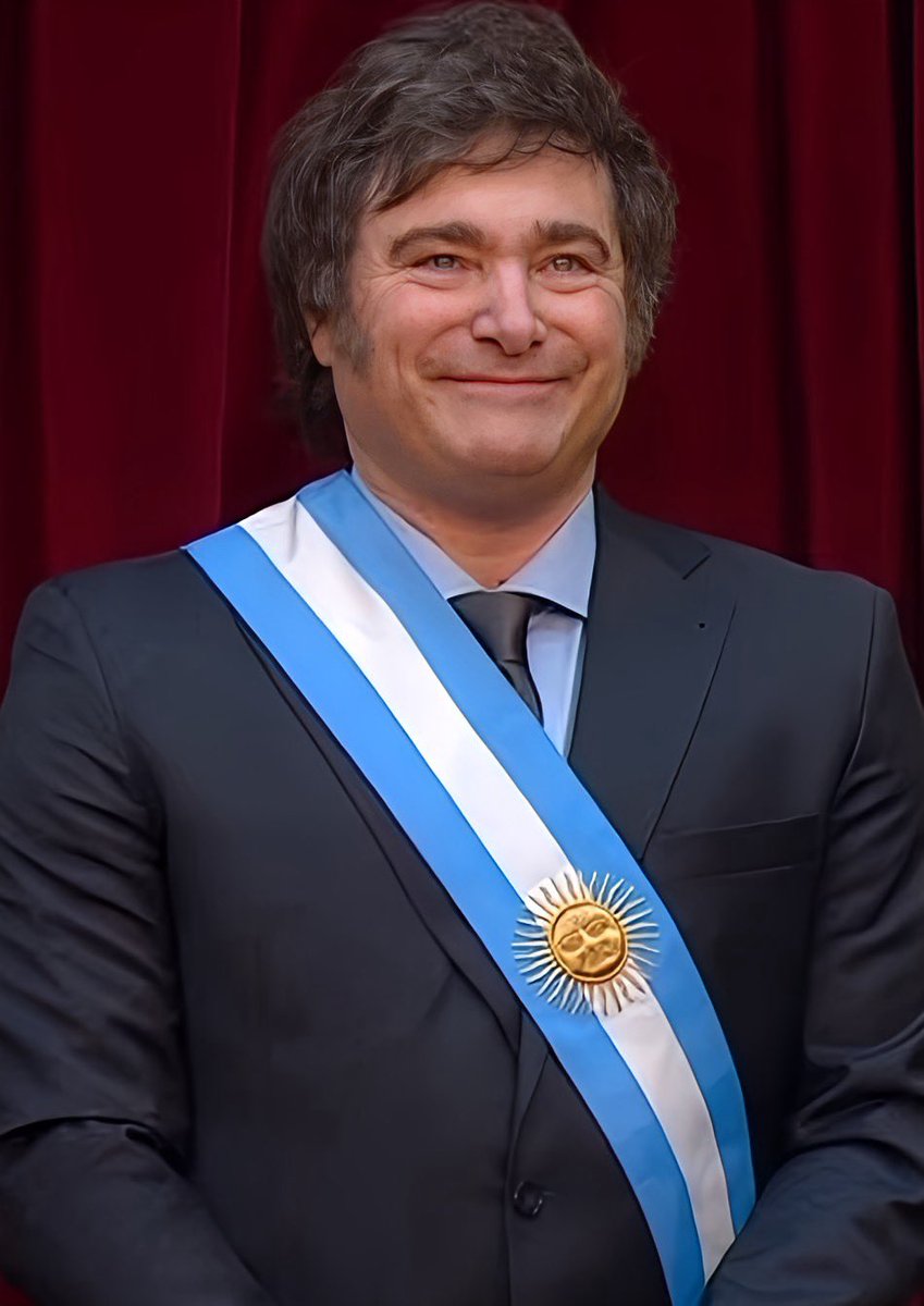 Damas y caballeros, Javier Milei es oficialmente Presidente de la República Argentina 🇦🇷

Solo falta que Xóchitl Gálvez asuma la Presidencia de los Estados Unidos Mexicanos 🇲🇽 el próximo 1 de octubre de 2024, para desatar el efecto dominó que llevará a la caída del
