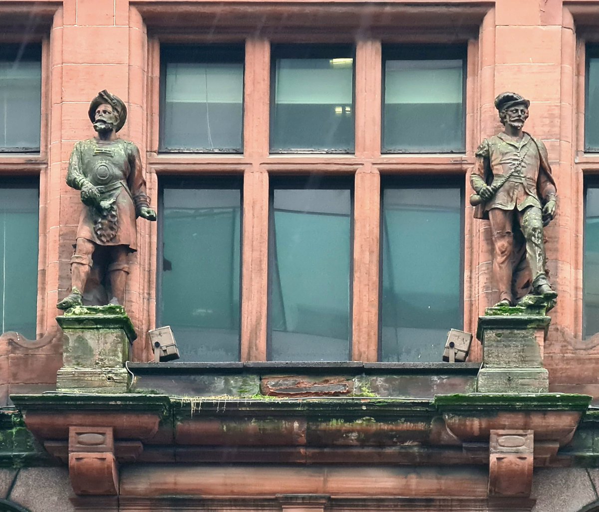 These two statues above the entrance to Distiller's House on Waterloo Street in Glasgow are clearly don't like each other very much. 

Cont./

#glasgow #sculpture #architecture #glasgowbuildings #sirwalterscott
#theladyofthelake