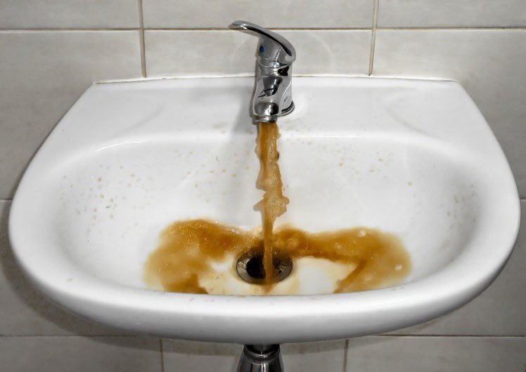 mariagallegobl's tweet photo. 🟢 ¿LA BEBERÍAS? 

🗣️ “¡ No !”

💁‍♀️ “Pues abre los ojos porque TE ESTÁN ENGAÑANDO”. 

Te lo explico con una metáfora:

“Si el aire fuera agua, actualmente el Estado nos serviría esto y afirmaría que el cólera, el tifus, la polio, la meningitis, la hepatitis A y E, y la diarrea fortalecerían nuestro sistema inmunológico y nos inmunizarían contra ello”.

Thanks @MeckerMutti & @alberto_roman83 🙂

——————

🔥 La responsabilidad de limpiar el aire de tu trabajo, de los colegios y de los lugares donde habitualmente te infectas (de COVID, de gripe y de muchas otras enfermedades a cuyos contagios te has resignado) no es tuya, pero les viene muy bien a los verdaderos responsables de este asunto. 

🗣️ “¿Es dificil solucionarlo?”

💁‍♀️ “En absoluto. Los ingenieros, arquitectos, físicos, químicos y veterinarios saben muy bien cómo hacerlo hace ya muchos años”.

🗣️ “¿Y por qué no lo hacen? ¿Y por qué hemos llegado a este punto?”

💁‍♀️ “Porque quien decide, que por supuesto se hace el sueco, NO QUIERE. Así de simple. NO QUIERE.”

Y, mientras, la gente de a pie se conforma con una milonga. 

Y esta, posiblemente, ha sido la primera de las ruedas de molino. 

Les ha llevado años conducirnos a este punto. 

Se veía venir.

Piensen.

#IAQ
#CovidIsAirborne 
@covidisairborne